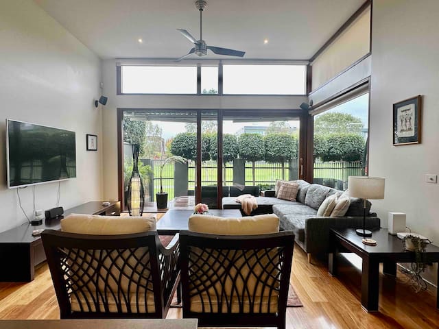 Melbourne, Luxury Family Home, Maribyrnong River gallery image 2