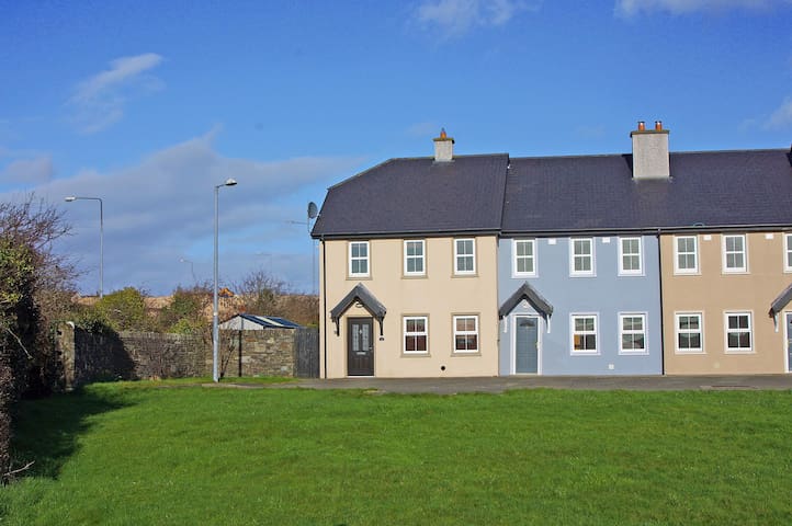Skibbereen and West Carbery Golf Club and Waterfall Alpaca Farm are worth checking out if an activity is on the agenda, while those looking for area attractions Riverview Apartment in the Heart of Skibbereen in Beautiful