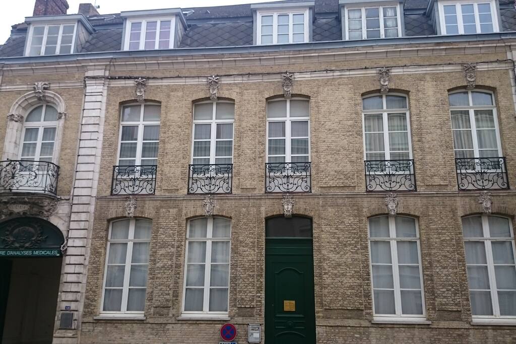 RÉSIDENCE - COTE RUE