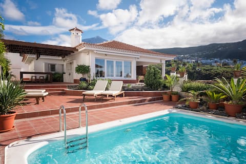 Privacy: pool, terrace & garden, bbq, views [G]