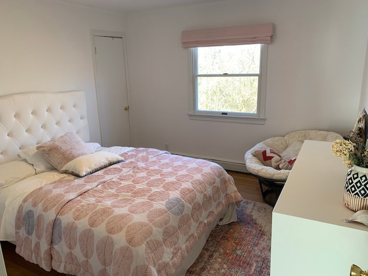 Cuarto dormitorio, cama tamaño queen