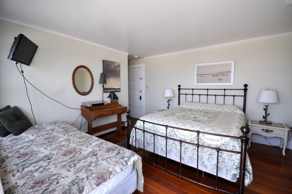 Room 3 Ocean Front Beach House Inn Bed & Breakfasts for Rent in