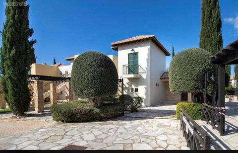 4 bedroom Townhouse in Aphrodite Hills with view