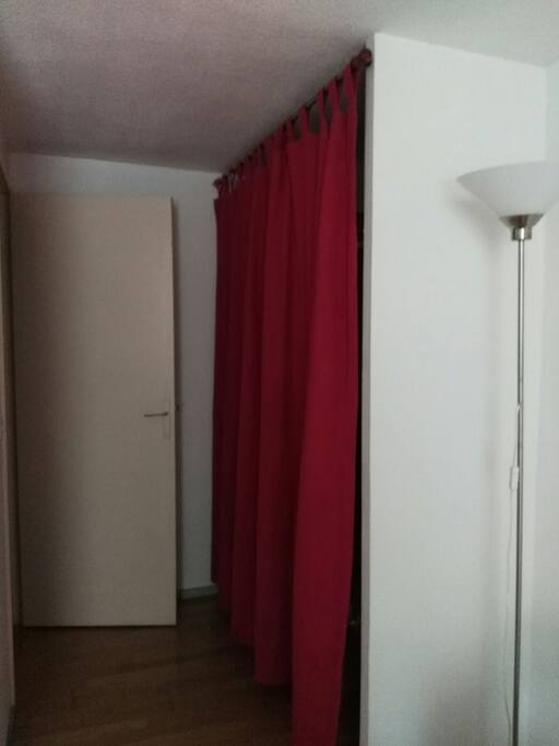 de grands rangements derrière le rideau à l'entrée