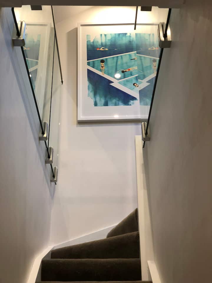 阁楼-第三间卧室或安静的工作空间
当地艺术家的艺术作品， Line适合散步，吉尔·卡梅伦