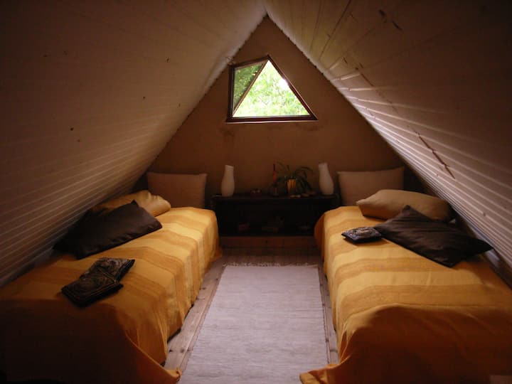 الغرفة 4 - الشقة العلوية ، يمكن أيضًا دفع الأسرّة معًا