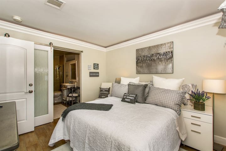 ClassyModernCasita for 2 with Pool and Heated spa