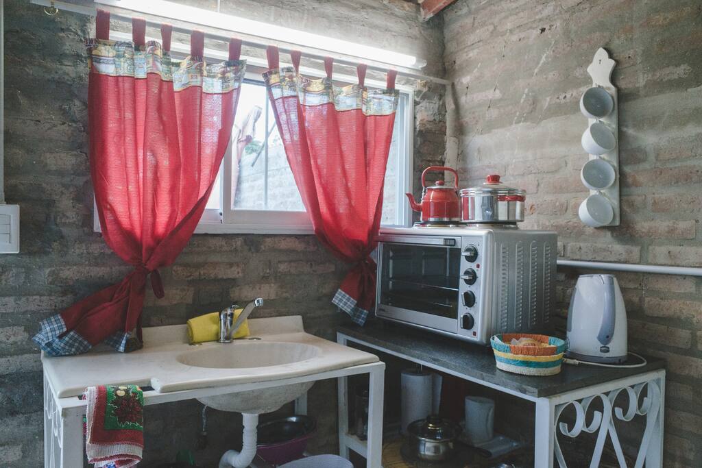 cocina comedor pequeña.
esta equipada con Bacha pequeña.
cocina con horno eléctrico.
pava eléctrica.
heladera con freezer.
mesa con 4 sillas y vajilla y enseres de cocina completos para 4 personas.