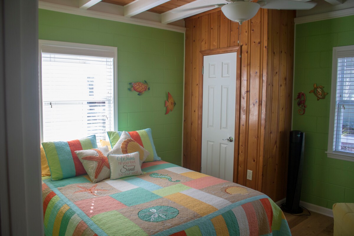 Chumba cha kulala kilicho na bafu kamili nje tu ya mlango.