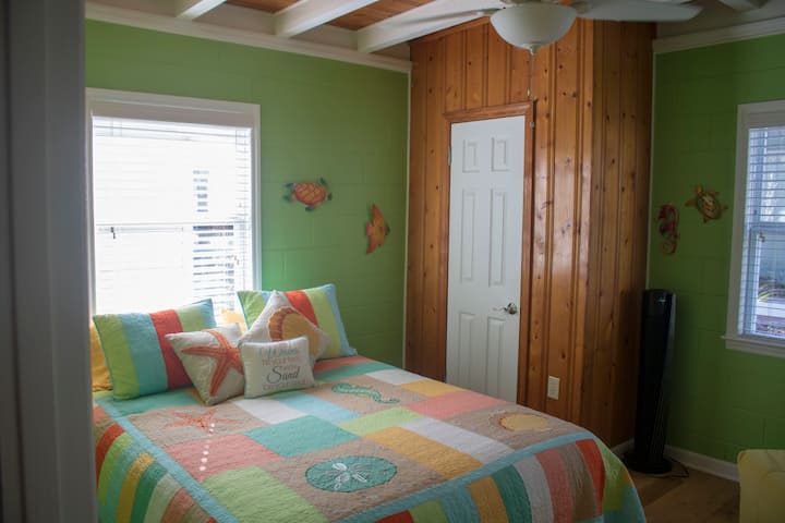 Spavaća soba s kupaonicom s WC-om odmah ispred vrata.