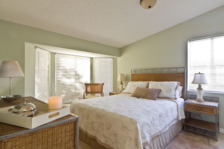 Charming Private Villa - 1bedrm/1bath & kitchen