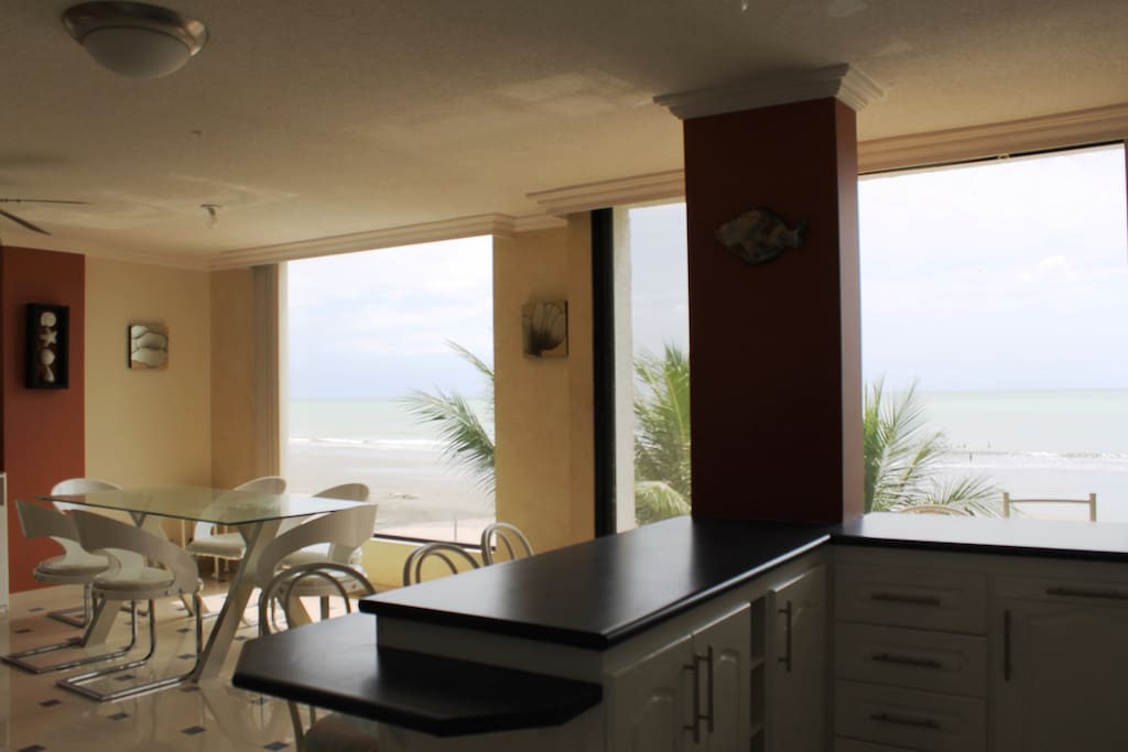 vista a la playa desde la cocina