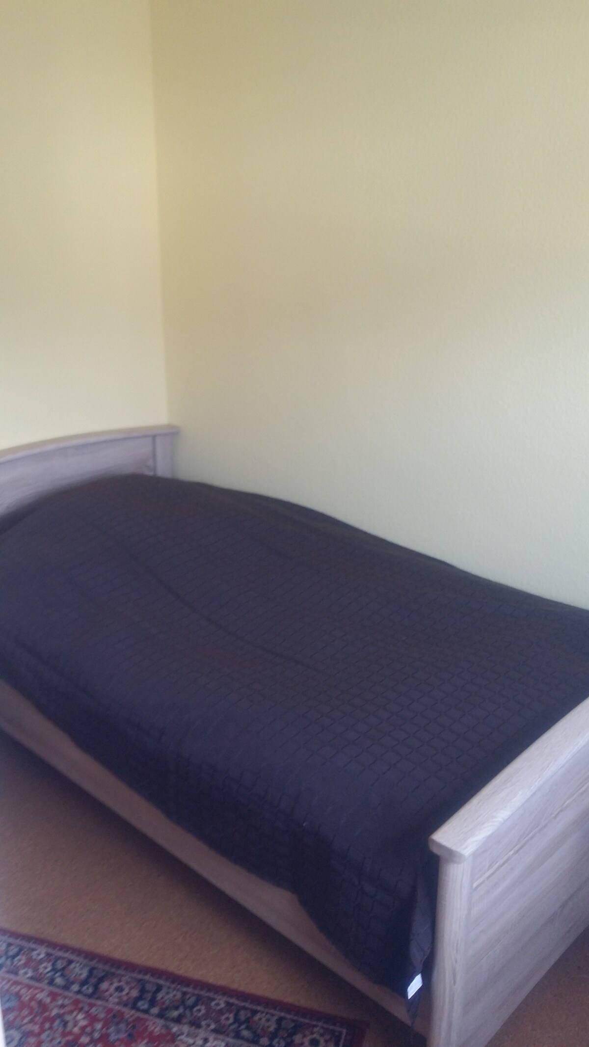 מיטה בחדר שינה ליחידים