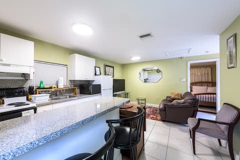 Hibiscus Cottage Private, yet close to everything