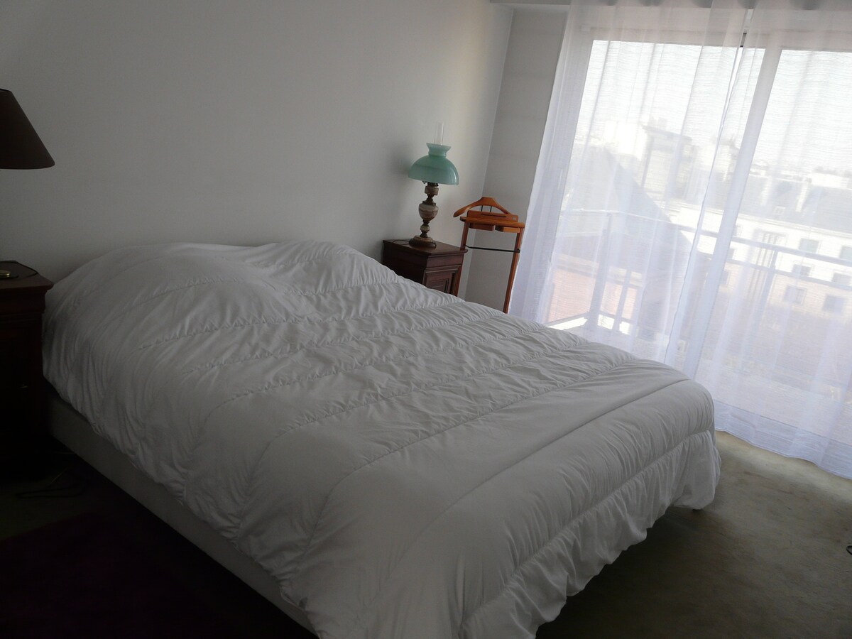 Spálňa 1, 180 široká manželská posteľ
