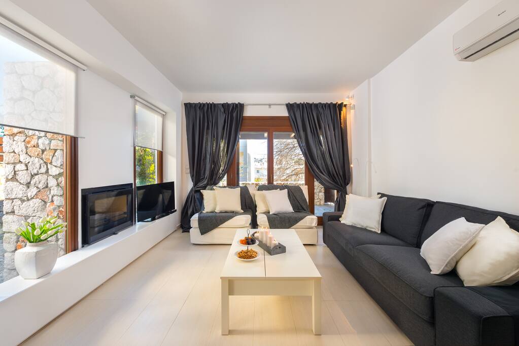 Living room with fireplace and 40' led TV