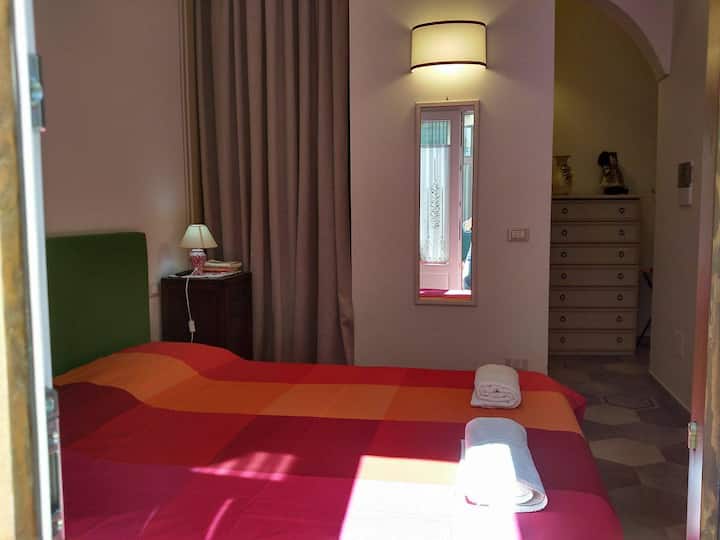 מיטה זוגית וארון כניסה