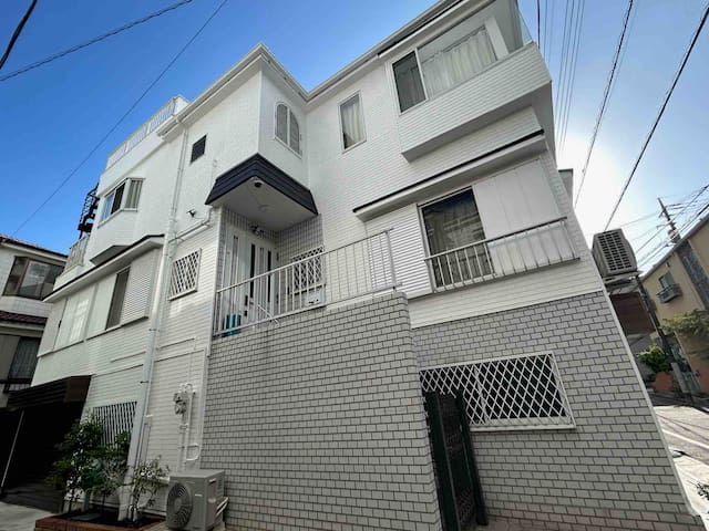 东京都内独栋别墅/巴士直达迪斯尼！新装修一户建，2楼+3楼（3房1厅2卫2洗面台1浴）可住12人