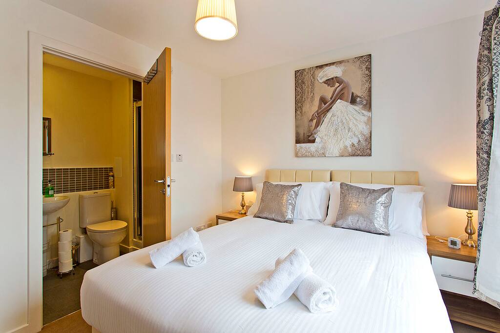 Master bedroom with ensuite and 1 kingsize bed or 2 single beds