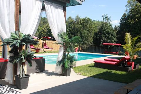 Luxury Oasis with Private Pool, Hottub & Sauna