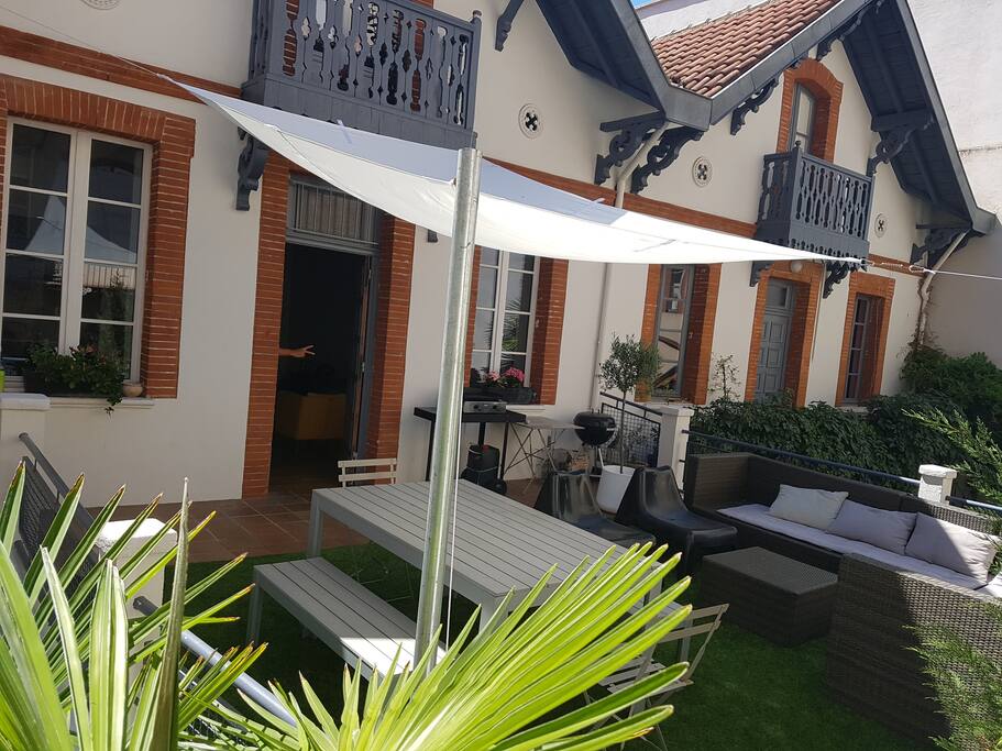 Terrasse 35 m2 barbecue,plancha .
Calme absolu en plein centre ville
