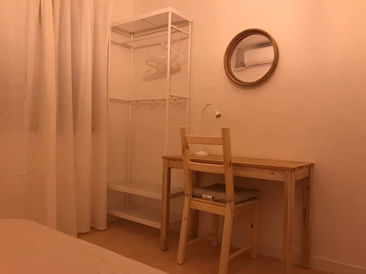 Dormitorio individual C
El tamaño es de 2,2 x 2,8 m.