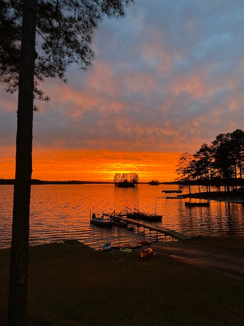 Lake Wateree Sunsets: 6000SF, Dock/Ramp & HOT TUB!