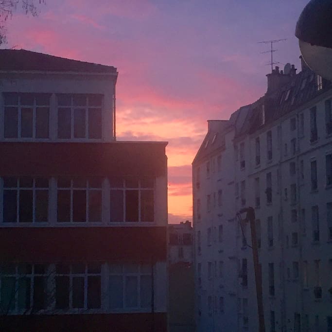 Le soleil se couche entre les immeubles