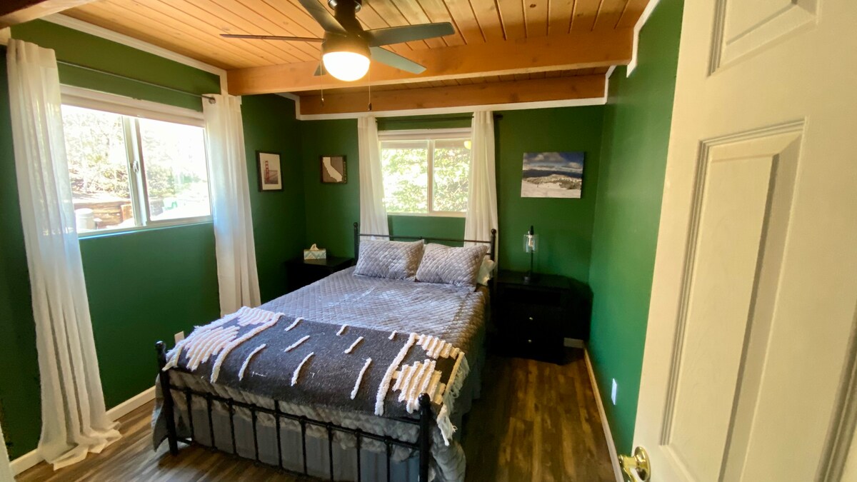 ห้องนอน 1 พร้อมเตียงควีนไซส์และตู้เสื้อผ้าประตูบานเลื่อน 