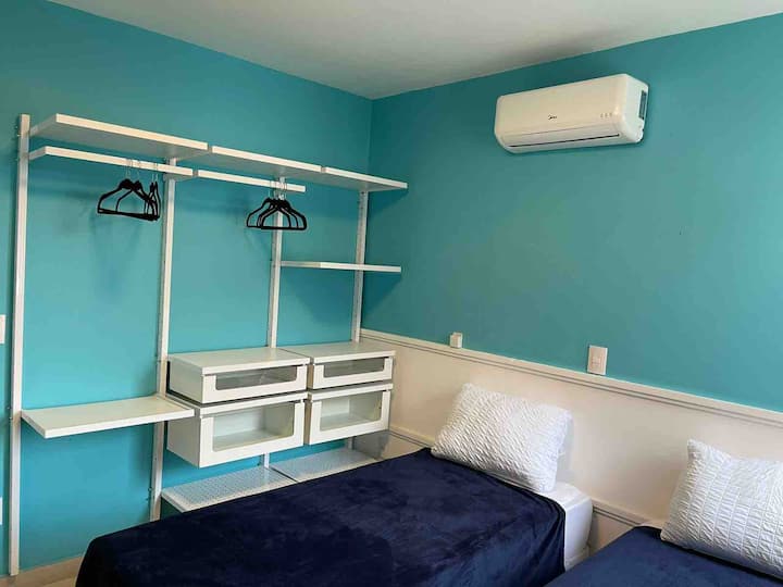 מיטות ומזרנים שנועדו להיות מחוברים למיטת קווין סייז נוחה. אנחנו מתעלמים מה"שינוי ".
החדר הזה כולל מיטת עזר וארון בגדים שימושי עם מתלה בגדים.