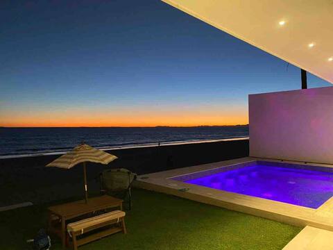 Beach House

A house facing the sea and a beautiful beach