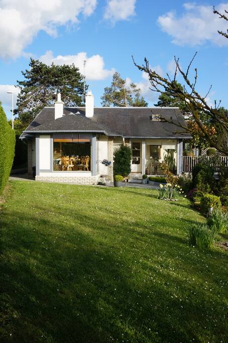 La maison et son jardin vue de l'extérieur