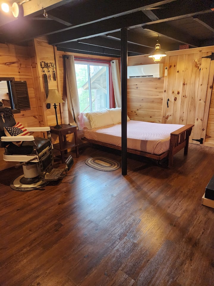 Queen-ის ლეიბის ზედაპირი, მეუბნებიან, რომ ის ძალიან კომფორტულია.  Დილის ხედი ნორკროსის აუზზე.