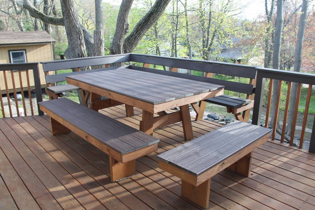 (Shared outdoor space) Big table on deck.