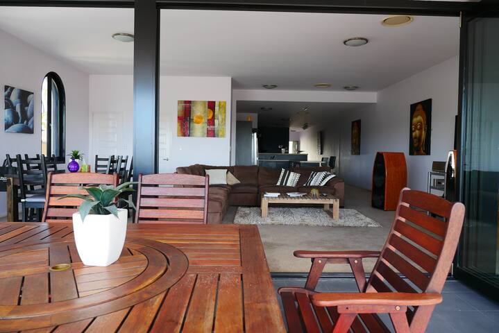 Massive Apartment Atop Bowen Hills cls CBD Valley gallery image 4