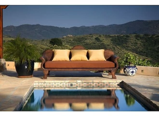 Private Retreat w/Stunning Views, Pool & Spa