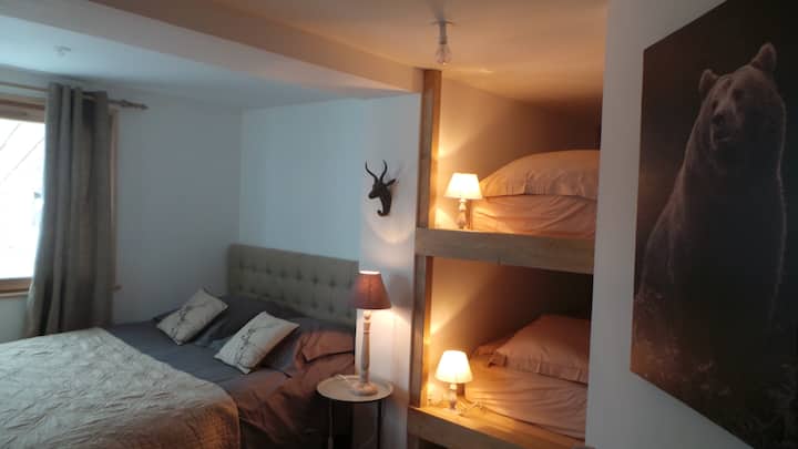 chumba cha kulala cha 2, priori kwa watoto, kitanda cha watu wawili, vitanda 2 vya ghorofa, na kitanda cha ziada ikiwa ni lazima