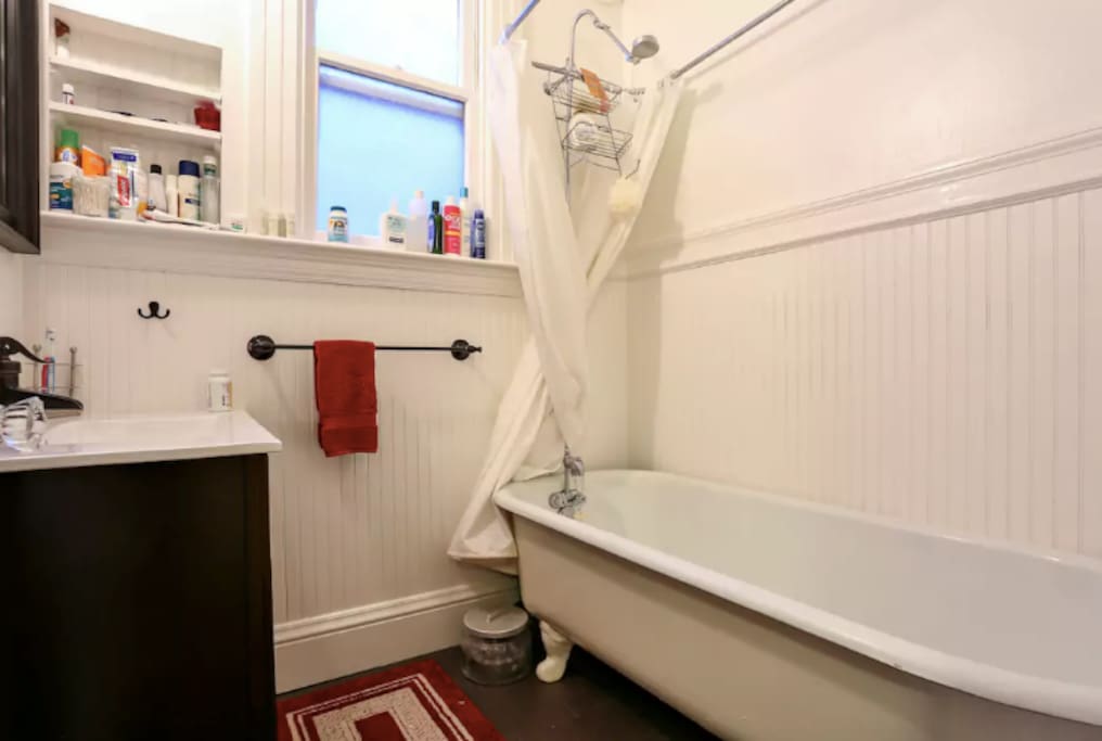 The clawfoot tub!