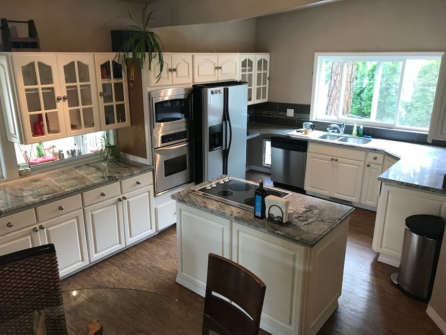 Full updated kitchen. Granite counter tops, stainless appliances.