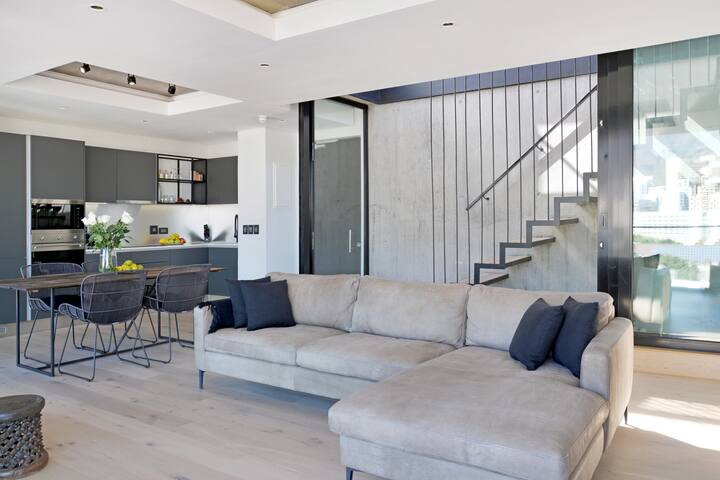 Luxury Penthouse with private rooftop Pool! gallery image 3