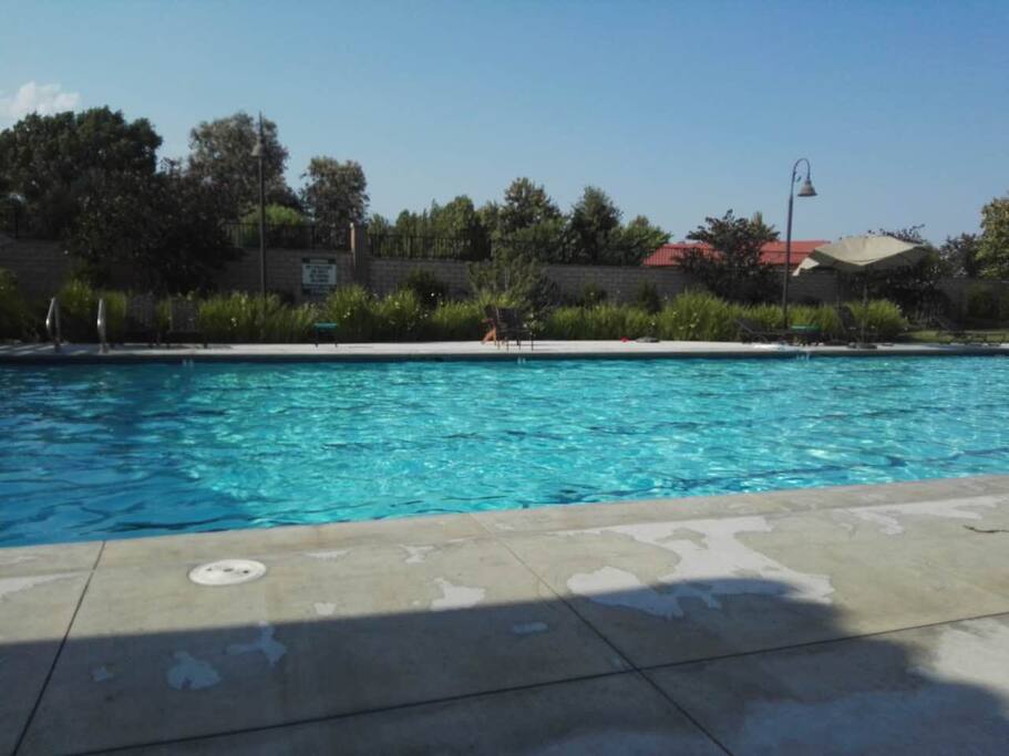 小区游泳池 swimming pool