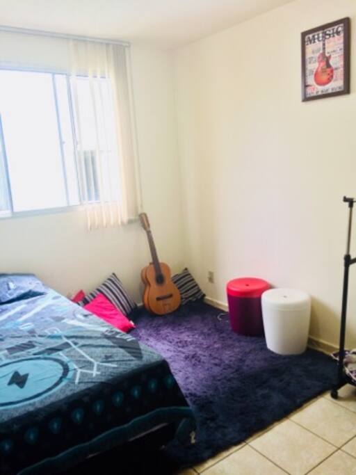 Quarto com confortável cama de solteiro