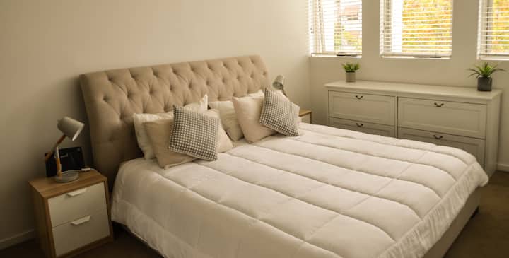 Главна спална соба со брачен кревет и сопствена бања