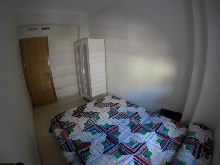 Habitación en alquiler ; cama grande de matrimonio con armario