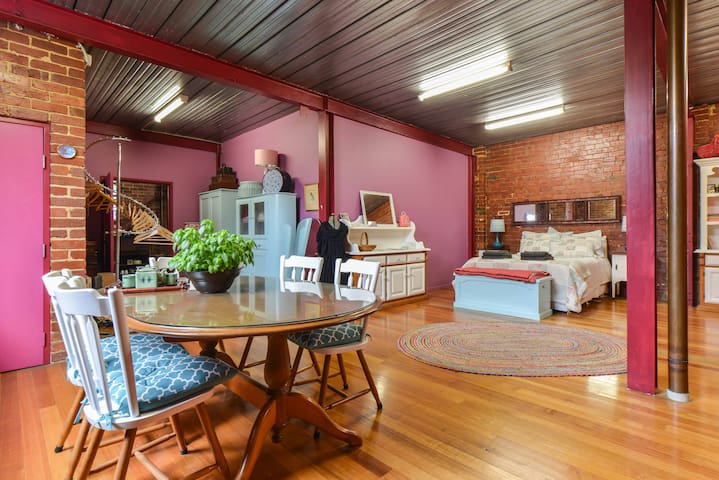 Southbank Warehouse, Free Parking & Wifi