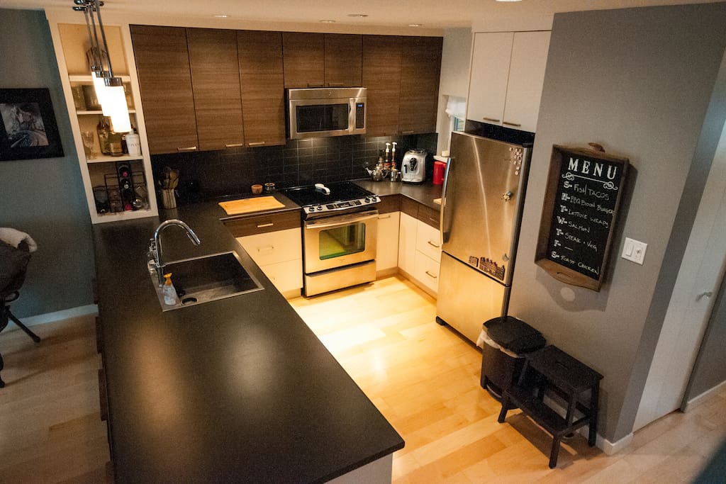 Room in modern home close to town Townhouses for Rent in Victoria