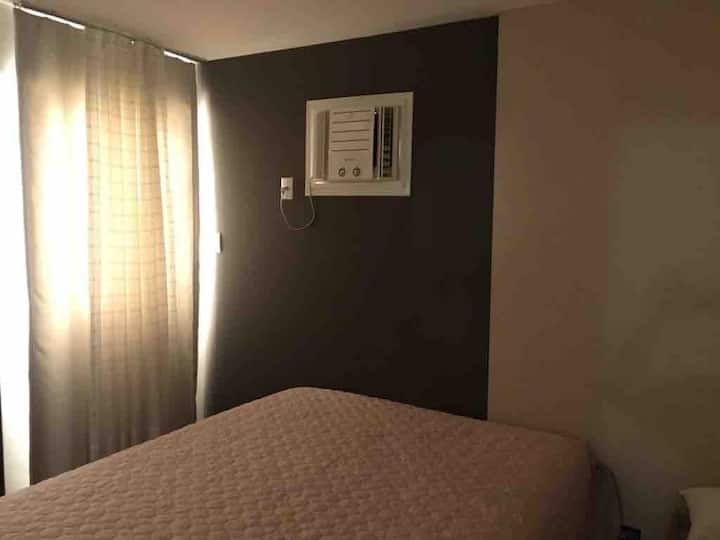 חדר שינה עם מיטה זוגית