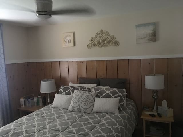 Becky's Cozy Cottage with wi-fi & close to Freeway