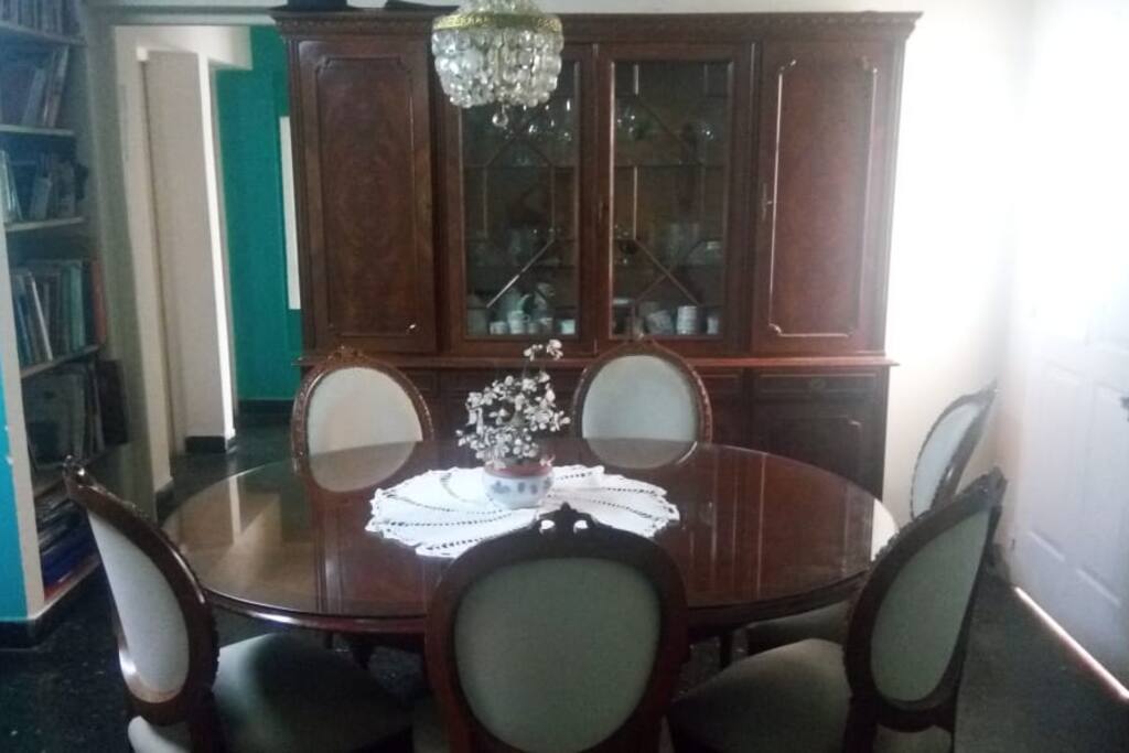 Living comedor con cristalero, 9 sillas