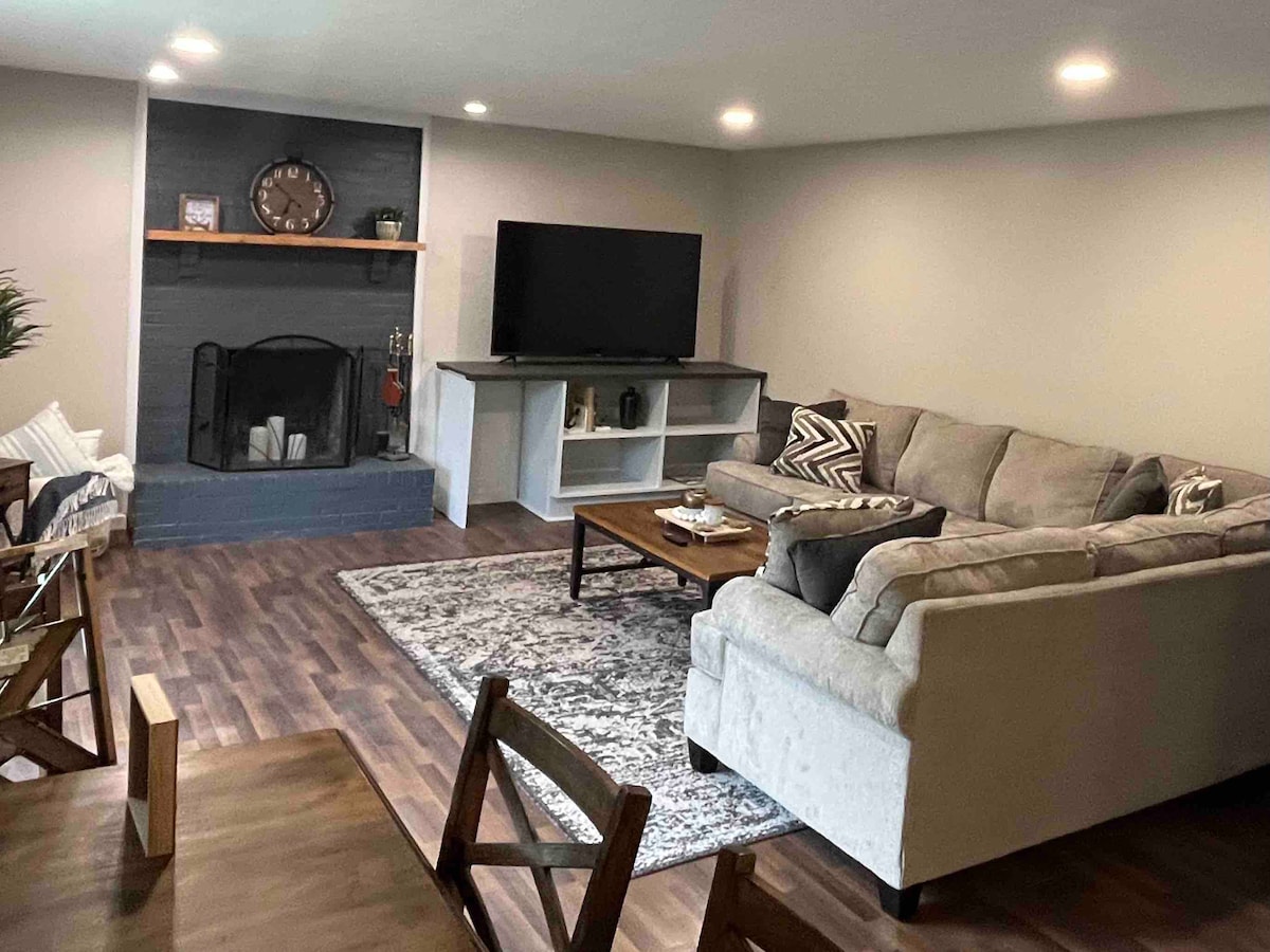 พื้นที่นั่งเล่นขนาดใหญ่พร้อมสมาร์ททีวีขนาด 65 "